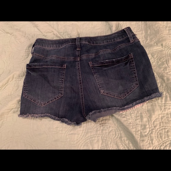 Shorts - Picture 3 of 4